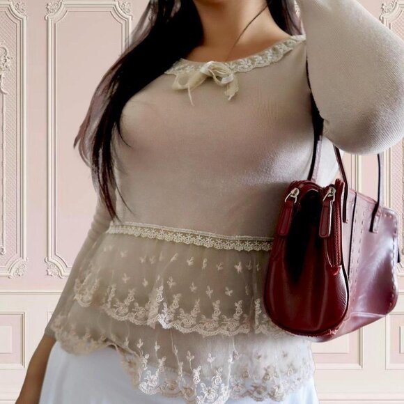 Xin We Ili Si Dan Tops - Cutest coquette/shoujo taupe and cream lace trim blouse